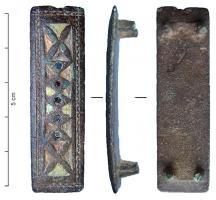 APH-4211 - Applique de harnais émaillébronzeTPQ : 100 - TAQ : 150Applique rectangulaire, à décor creusé de loges émaillées formant un motif réticulé, éventuellement associé à des fleurons et des lignes ondulées. Deux ou quatre pointes de fixation au revers.