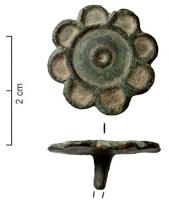 APH-4251 - Applique de harnais émailléebronzeTPQ : 100 - TAQ : 250Applique de forme circulaire, à pourtour festonné (fleuron) en logettes émaillées sur champlevé, de même que le disque central, entouré d'une couronne; au revers, unique pointe de fixation.