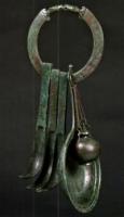 APS-4003 - Anneau porte-strigile - Type 1bronzeAnneau de section quadrangulaire à rubanée, plus ou moins épaisse possédant une simple interruption dans sa circonférence. 