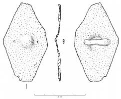 ARV-4003 - Arme votive : bouclier hexagonalferReprésentation complète d'un bouclier miniature, de forme hexagonale (un losange aux pointes plus ou moins coupées), avec figuration de la bosse centrale ; le manipule est, ou non, figuré au revers sous la forme d'une bande transversale rapportée derrière l'umbo.