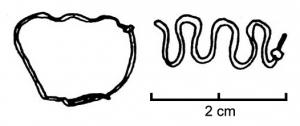 BAG-3025 -  Bague filiforme méandriformebronzeBague filiforme, formant un motif serpentiforme (méandres outrepassés) continu, sauf à l'intérieur du doigt où le fil est rectiligne pour faciliter le port de l'anneau.