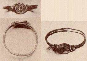 BAG-3038 - Bague filiforme à spiraleorBague filiforme, à extrémités généralement enroulées sur du jonc autour d'un chaton en forme de spirale. Je jonc peut être formé d'un ou plusieurs fils.