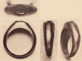 BAG-4018 - Bague à intailleorBague massive ou creuse, en feuille d'or, supportant un large cabochon ovale pour intaille, sans épaulements.