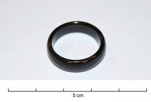 BAG-4025 - Anneau en jaisjaisTPQ : 250 - TAQ : 425Bague en jais, constituée d'un simple anneau tourné, plat à l'intérieur, légèrement bombé à l'extérieur.