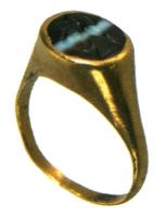 BAG-4027 - Bague à intailleorBague à jonc fin, dont les côtés obliques se prolongent en ligne droite pour former un chaton haut, ovale et généralement étroit, enchassé d'une intaille.