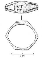 BAG-4039 - Bague à épaulements et inscriptionorTPQ : 200 - TAQ : 300Bague à contour hexagonal, élargie autour d'un chaton ovale portant une inscription en lecture directe ; simples sillons convergents sur les épaulements, incisés ou estampés (rares exemples inscrits aussi à cet endroit).