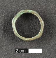 BAG-4041 - Bague heptagonalebronzeTPQ : 200 - TAQ : 400Bague constituée d'un jonc plat, orné de sept facettes rectangulaires, ou de losanges limités par des triangles inclinés vers l'extérieur.