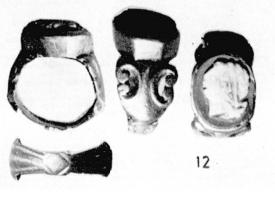 BAG-4042 - Bague à intaille à épaulements, opus interrasileorBague à épaulements peltiformes le plus souvent en opus interrasile, anneau étroit dans sa partie inférieure s'élargissant faiblement, épaulements triangulaires se prolongeant sur une plaque horizontale accueillant une capsule soudée, accueillant une intaille ou, assez souvent, un camée.