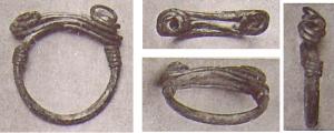 BAG-4059 - Bague à double spiraleargentTPQ : 1 - TAQ : 100Bague filiforme, à extrémités généralement enroulées sur le jonc autour d'un chaton en forme de double spirale.