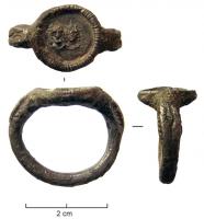 BAG-4074 - Bague à extrémités serpentiformes et médaillonargentTPQ : 200 - TAQ : 400Bague à extrémités serpentiformes et médaillon à bordure guillochée, représentant un couple de divinités en buste (Hélios à droite).