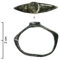 BAG-4115 - Bague à épaulementsargentTPQ : 200 - TAQ : 300Bague à jonc mince, dont le chaton étroit et lisse (de forme ronde, ovale, ou trapézoïdale) est accosté de deux épaulements plats, souvent marqués de sillons longitudinaux et limités par des encoches.