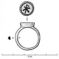 BAG-4124 - Bague à chaton gravébronzeTPQ : 350 - TAQ : 500Bague à chaton circulaire surélevé et en forme de tronc de cône inversé; il est gravé de motifs en creux : animaux, chrisme, symboles divers...