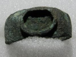 BAG-4142 - Bague à intaillebronzeTPQ : 150 - TAQ : 250Bague à jonc plat et égal, élargi au sommet mais sans épaulements ; le chaton rapporté enserre une intaille dépassant du jonc.