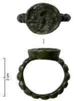 BAG-4170 - Bague à nodosités et chatonbronzeTPQ : 300 - TAQ : 400Bague à gros chaton ovale surélevé, bords légèrement oblique; jonc marqué de grosses eprles sur tout le pourtour externe.