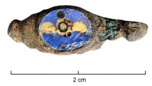 BAG-4210 - Bague à décor de verreferBague dont le chaton ovale est constitué d'un fond bleu dans lequel sont incrustés des disques de verre jaune et noir, en motifs symétriques.
Le chaton est séparé du jonc par une moulure profonde.