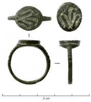 BAG-4218 - Bague à chaton circulaire gravébronzeTPQ : 375 - TAQ : 500Bague à jonc étroit, marqué de nodosités de part et d'autre d'un chaton circulaire légèrement surélevé et gravé en creux (parfois inscrit).