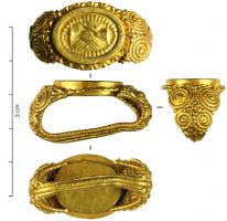 BAG-4225 - Bague à chaton rapportéorTPQ : 275 - TAQ : 400Bague de forme variable, souvent tardive, dont le chaton fabriqué à part est inséré dans l'anneau comme une intaille de pierre. L'anneau peut être orné au repoussé ou constitué de fils soudés pour former des motifs spiralés.
