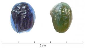 BAG-4239 - Chaton de bague, mouléverreTPQ : 1 - TAQ : 200Chaton de bague ovale en verre coloré, plat au revers et comportant sur la face bombée un relief moulé.