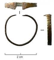 BAG-4259 - Bague à plateau rapportébronzeTPQ : 400 - TAQ : 600Bague à jonc mince ouvert, plat ou triangulaire, dont le chaton (rarement conservé) consiste en une plaquette losangique de tôle estampée d'un décor ; ce chaton soudé aux deux extrémités du jonc assure aussi la cohésion de l'ensemble. Des chevrons sont parfois disposés de part et d'autre de l'emplacement du chaton.
