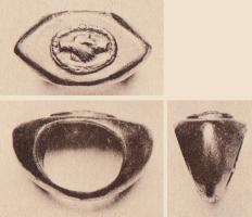 BAG-4296 - BagueorTPQ : 1 - TAQ : 300Bague massive et trapue (plus large que haute), dont la face supérieure, en forme de losange, est quasiment plane et creusée pour accueillir un chaton en relief.