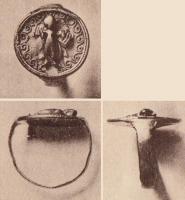 BAG-4297 - Bague à médaillonorBague monométallique, dont le jonc très mince s'élargit pour former un chaton circulaire pourvu d'un médaillon serti.