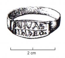 BAG-4351 - Bague inscritebronzeTPQ : 300 - TAQ : 500Bague à large jonc plat, qui porte une inscription dans un cadre ovale allongé, sur une ou deux lignes, parfois encadrée de deux palmes sur le jonc.
