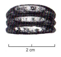 BAG-4366 - Bague à triple chaton inscritbronzeTPQ : 1 - TAQ : 200Bague à jonc plat mais séparé en trois parties assez distinctes, formant des chatons légèrement élargis et aplatis, avec une inscription non rétrograde répartie sur les trois éléments.