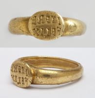 BAG-4412 - Bague à chaton inscritorTPQ : 200 - TAQ : 400Bague à section ovale, surmonté d'un chaton ovale surélevé, avec une inscription en creux et en lettres rétrogrades.