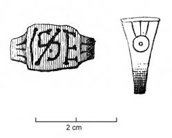 BAG-5052 - Bague à chaton gravé (monogramme ou autre)bronzeBague à chaton rectangulaire non débordant, inscrit d'un monogramme ou d'un motif évoquant une inscription. Le jonc plat, s'élargit progressivement pour atteindre sa largeur, et un décor (végétal ou géométrique) est incisé sur les épaules.
