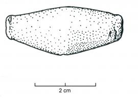 BAL-3001 - Balle de frondeplombBalle de fronde généralement coulée, de forme symétrique, les extrémités pointues parfois matées : forme de noyau d'olive. La surface de la balle peut être constituée de facettes suggérant une fabrication martelée.