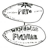 BAL-3004 - Balle de fronde : foudre / PETO / .NDICAM / FVLVIAEplombBalle de fronde coulée dans un moule : en relief, foudre ; en dessous : PETO ; sur l'autre face : ...NDICAM / FVLVIAE.