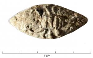 BAL-3101 - Balle de fronde : scorpionplombBalle de fronde coulée, de forme régulière, comportant sur toute la surface un motif moulé en relief : scorpion.