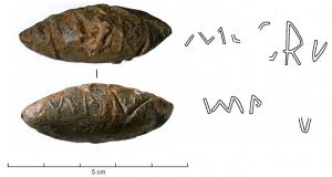 BAL-3107 - Balle de fronde : M.AGR IMP ou M AGRIP  IMPplombBalle de fronde coulée dans un moule, inscription en relief : M AGR / IM,  M(arcus) Agr(ippa) Imp(erator).