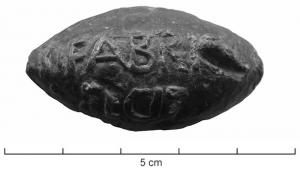 BAL-3113 - Balle de fronde : T FABRICIVS FECITplombBalle de fronde coulée, inscription en relief, sur deux lignes : T FABRICIVS / FECIT.