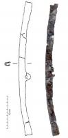 BCE-3007 - Orle de bouclierferOrle de bouclier : tôle repliée en U de sorte à former une gouttière et régulièrement pourvue d'une languette percée d'un trou de fixation. La surface extérieure est soit inornée, soit décorée de motifs incisés (généralement des chevrons).