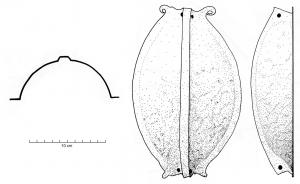 BCE-3009 - Umbo de bouclierferUmbo en tôle de fer, de forme ovale, avec une côte médiane aplatie, forgée; à chaque extrémités, courtes ailettes enroulées vers l'extérieur.