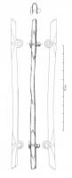 BCE-4005 - Orle de bouclierbronzeOrle de bouclier : tôle repliée en U de sorte à former une gouttière et régulièrement pourvue d'une languette percée d'un trou de fixation. La surface extérieure est soit inornée, soit décorée de motifs incisés (généralement des chevrons).