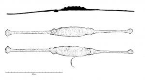 BCE-5003 - Manipule de bouclierferManipule constitué d'une partie centrale élargie et incurvée, se prolongeant de chaque côté par une tige plate se terminant par une extrémité circulaire qui ne semble pas perforée.