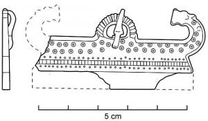 BCG-4016 - Boucle de cingulumbronzeBoucle de petite taille, fixée au centre d'une plaque transversale équipée à chaque extrémité de deux appendices à tête animale recourbés vers l'avant.