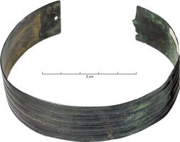 BCO-2002 - Boucle d'oreillebronzeBoucle d'oreille rubanée à côtes longitudinales associées par paires ; une extrémité est droite et percée pour recevoir la partie opposée qui est terminée par une pointe (sans doute recourbée en crochet à l'origine).