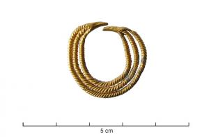 BCO-3013 - Boucle d'oreilleorBoucle composée de trois fils de section carrée, torsadés et soudés ensemble.