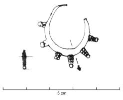 BCO-3014 - Boucle d'oreilleargentSimple anneau ouvert, au corps légèrement renflé et aux extrémités effilées, orné à intervalles réguliers de protubérances évoquant des granulations.
