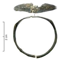 BCO-3017 - Boucle d'oreille ou ornement temporalambreSimple anneau fermé, à jonc mince, dont une partie (souvent délimitée par deux nodosités) est écrasée pour former une sorte de chaton ovale, recevant un décor gravé (simple filet, onde a tremolo ou gravure figurée) ou au repoussé (semis de globules).