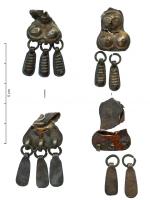 BCO-3019 - Boucle d'oreille à pendantsargentPendant d'oreille en tôle, en forme de bobine (parties génitales masculines dans un cas, buste féminin dans l'autre), avec un pendant de chaque côté et trois autres attachés à la base rectiligne.