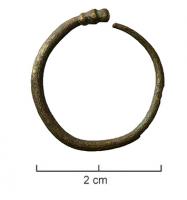 BCO-3020 - Boucle d'oreilleargentAnneau simple, une extrémité effilée opposée à une moulure en forme de tonnelet.