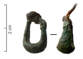 BCO-3021 - Boucle d'oreille à corps renflé, type EmpúriesbronzeBoucle d'oreille à corps renflé, rappelant un panier à anse plus ou moins allongée : la boucle peut s'inscrire dans un cercle, ou au contraire posséder un corps prolongé par une boucle étirée (dans ce cas, la jonction des deux extrémités n'est généralement pas dans l'axe de la boucle, mais reportée sur le côté). 