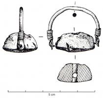 BCO-3022 - Boucle d'oreille ou ornement temporalargentSuspension composite, en fil mince, formant un U aux extrémités écrasées et percées, dans lesquelles passe un axe transversal, enroulé ensuite autour de chaque extrémité percée. Cet axe rectiligne soutient une perle an ambre, souvent disparue aujourd'hui.