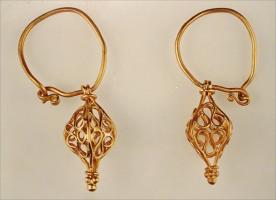 BCO-5008 - Boucle filiforme, cage filiformeorBoucle filiforme à crochet, ornée d'un pendant losangique formé d'une dentelle de fils d'or; à la pointe, bouton terminal formant lest.