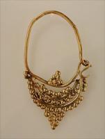 BCO-5009 - Boucle d'oreille en forme de croissant, filiformeorBoucle d'oreille au corps en forme de croissant ajouré (fils), rattaché à un anneau mince et lisse, équipé d'un crochet pour être maintenu sur le lobe.