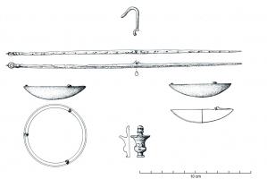 BLC-4002 - Trébuchet à curseurbronzeTrébuchet dont les deux côtés du fléau sont encochés (ou parfois marquées de petits cercles estampés) pour le passage d'un curseur permettant des mesures étendues ; le curseur en bronze, très typique, a une forme de vase caliciforme, surmonté d'un balustre percé transversalement.